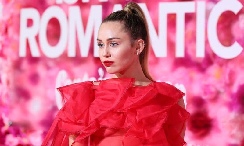 '¿No es romántico?' El vestidazo de Miley Cyrus con mensaje a Liam Hemsworth