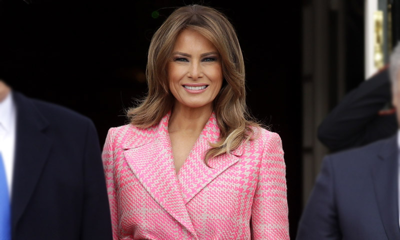 Melania Trump y su abrigo de cuadros rosa, crónica de un éxito anunciado