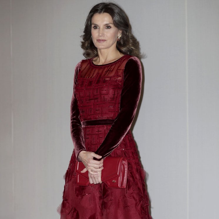 El vestido 'collage' por el que la reina Letizia renuncia al encaje