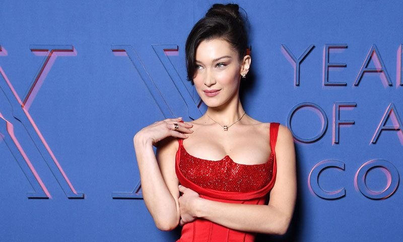 ¿Qué hacen Bella Hadid, Mario Casas y Jon Kortajarena en la misma fiesta?