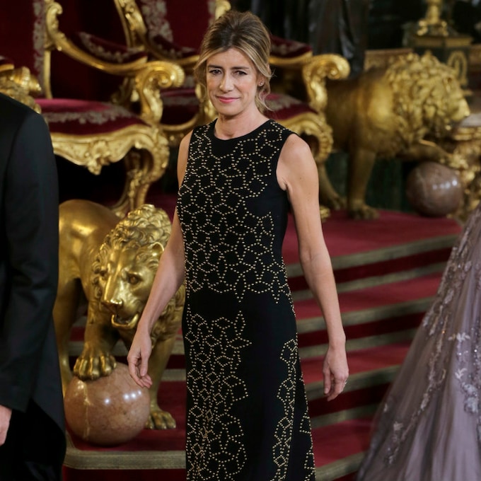 La noche de gala de Begoña Gómez con un vestido efecto 'falso estampado'