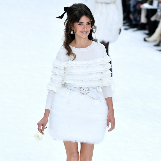 Penélope Cruz, la inesperada modelo de Chanel en el desfile de despedida a Karl Lagerfeld