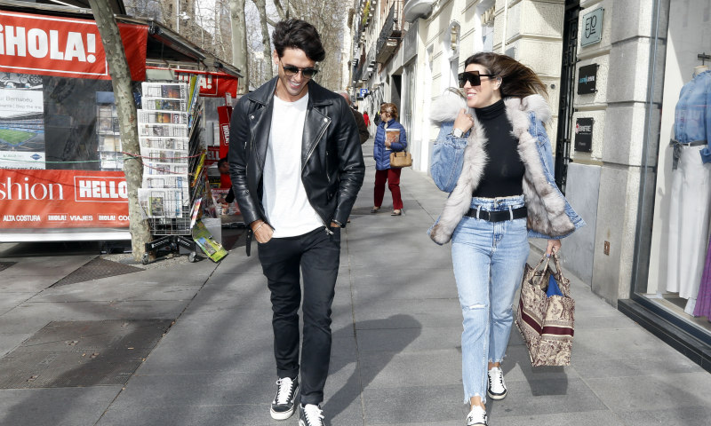 Laura M. Flores y Daniel Illescas se suman a la tendencia de las parejas de moda
