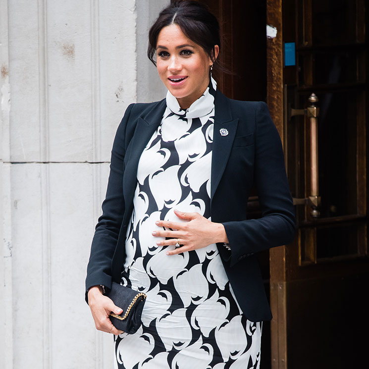 Meghan Markle, con taconazos y un vestido con mensaje para celebrar el Día de la Mujer