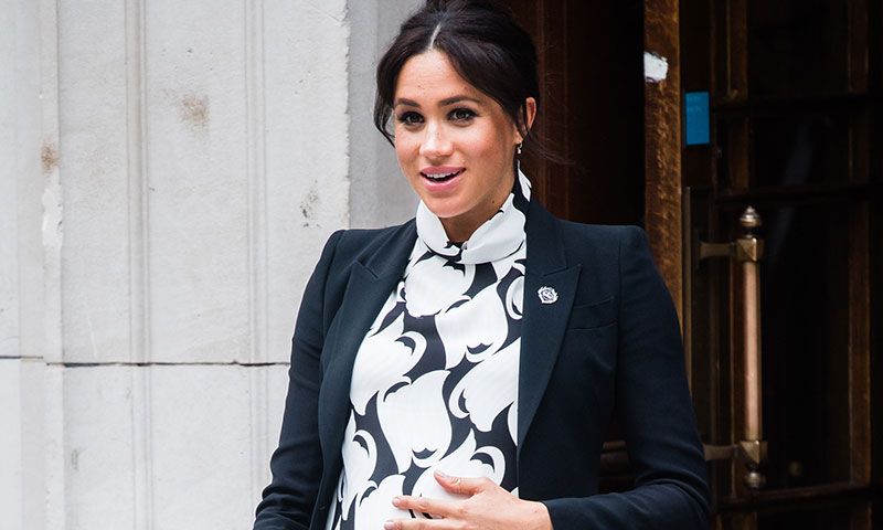Meghan Markle, con taconazos y un vestido con mensaje para celebrar el Día de la Mujer