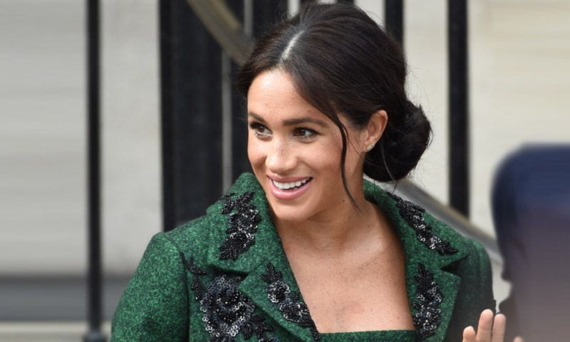 Meghan Markle conquista las redes gracias a un abrigo-joya hecho a medida