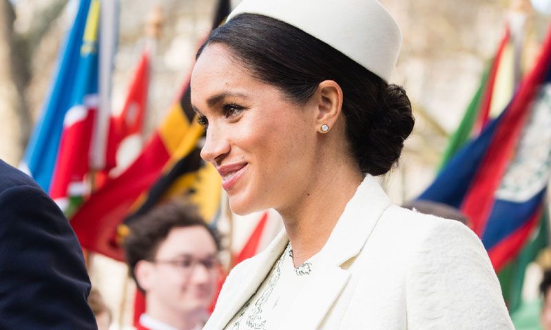 El nuevo abrigo histórico de Meghan o la conexión definitiva con el estilo premamá de Kate