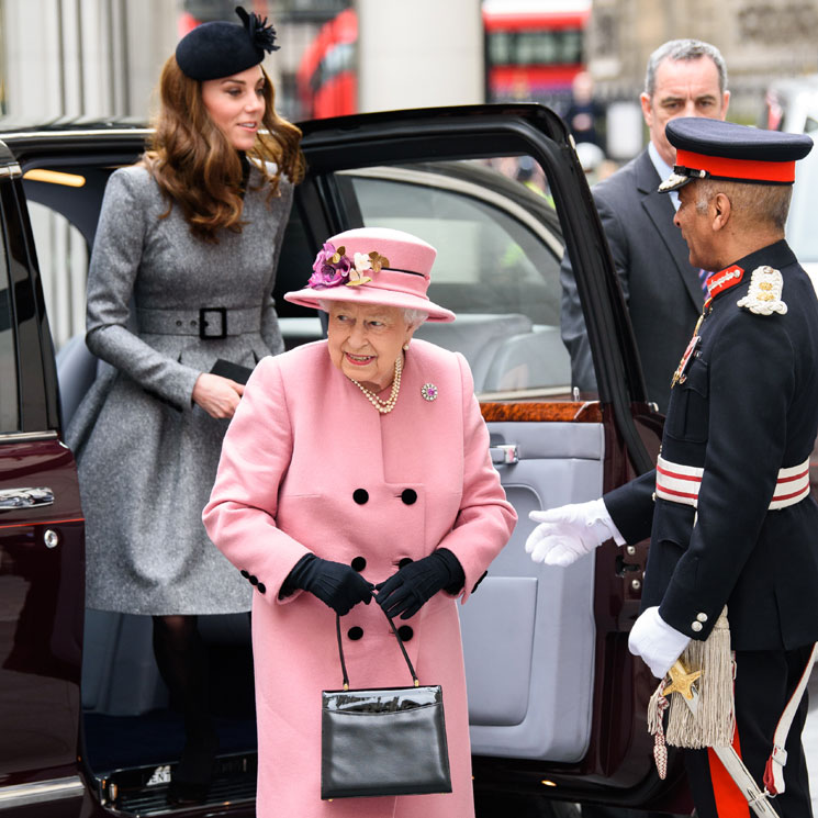 Un look para la historia: Kate en su primer acto a solas con la Reina