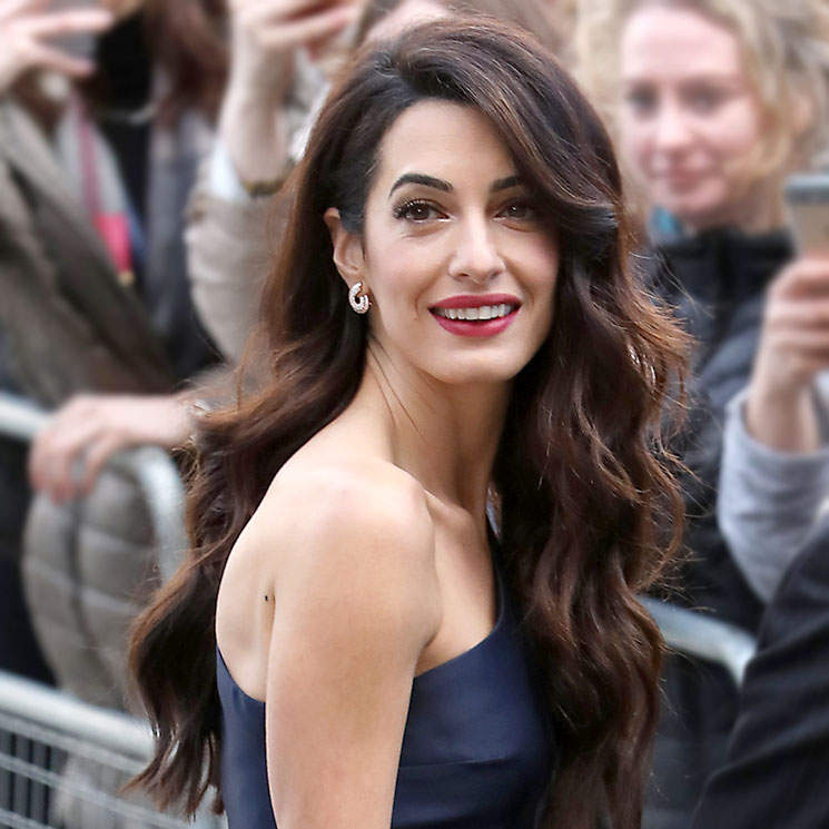 Amal Clooney encuentra en el escote asimétrico su mejor truco de estilo