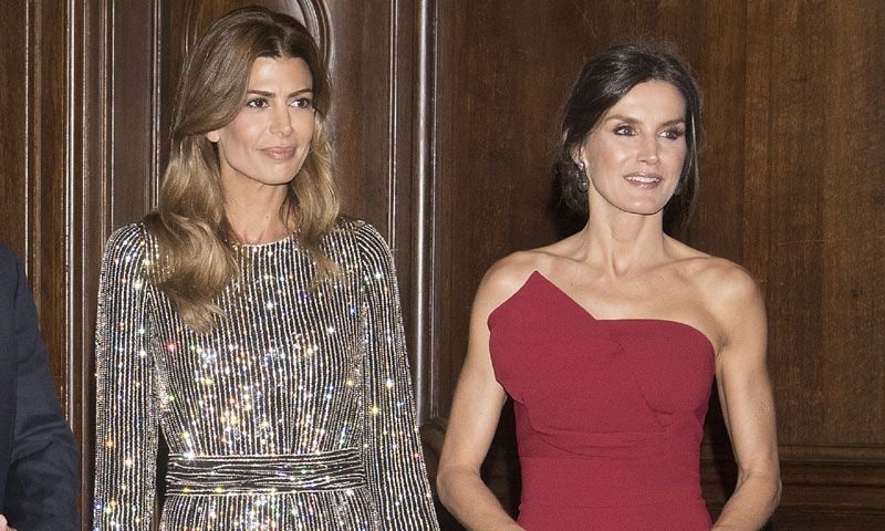 El fabuloso diseño con el que la Reina se impone al vestido brillante de Juliana Awada