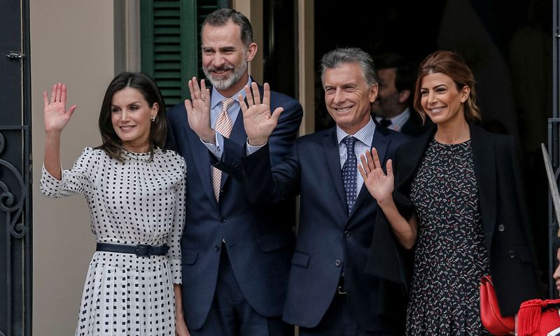 Doña Letizia y Juliana Awada finalizan su maratón de estilo con looks sincronizados