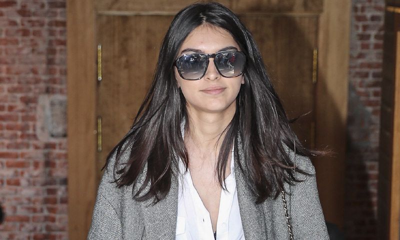 Lucía Rivera y el look con deportivas que siempre funciona en entretiempo