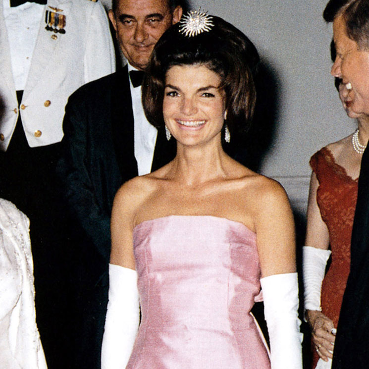 ¡Una familia con estilo! La historia del vestido que llevaron Jackie Kennedy, su hija y su nieta