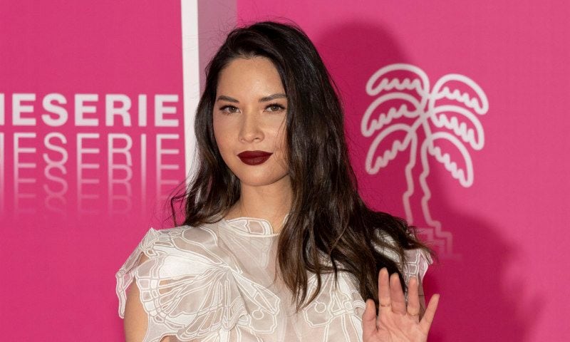 ¿Elegante con un vestido corto y transparente? Sí, como Olivia Munn en Cannes