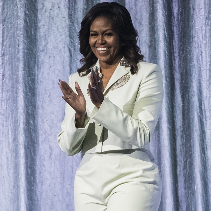 Así son los trajes con efecto 'highlighter' que han conquistado a Michelle Obama