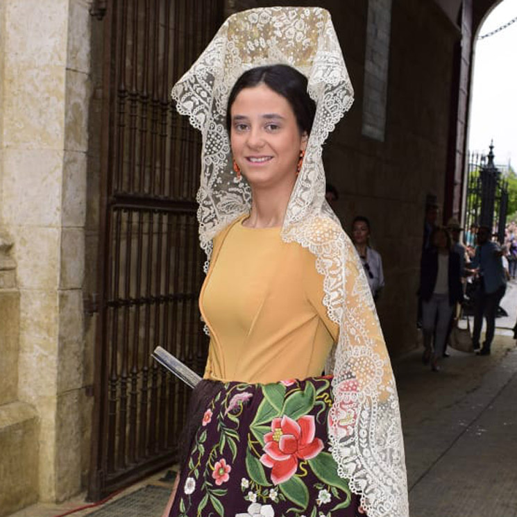 Peineta y mantón de Manila: sobresaliente en el examen de estilo de Victoria Federica en Sevilla