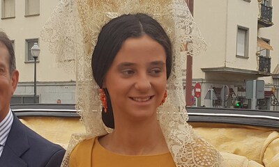 Peineta y mantón de Manila: sobresaliente en el examen de estilo de Victoria Federica en Sevilla