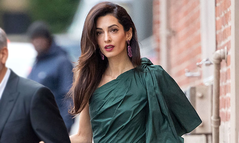 Amal presume de piernas con un minivestido que 'eclipsa' a George Clooney