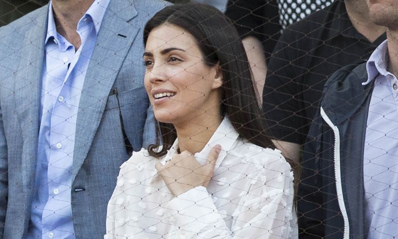 Alessandra de Osma y su look asequible con blusa y pantalón Alessanda de Osma con camisa blanca con lunares de Zara de
