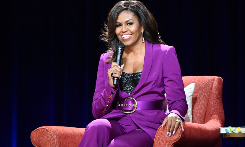 Con corsé brillante y una capa de encaje: Michelle Obama se aleja del estilo 'primera dama'
