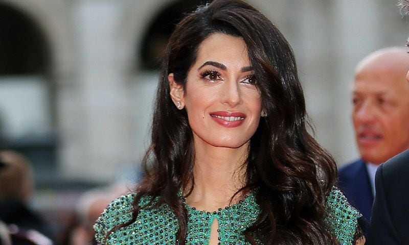 De cuando Amal Clooney dio con el conjunto perfecto que sustituye cualquier joya