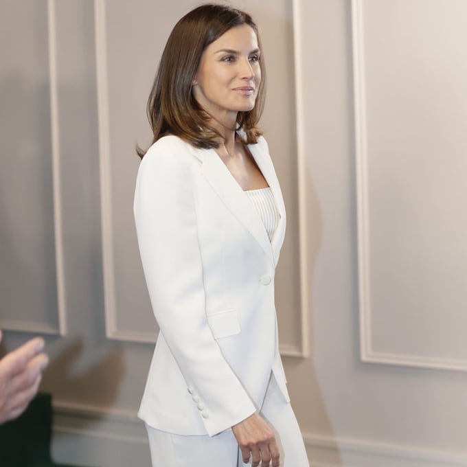  La Reina actualiza un look histórico: su traje blanco más imitado