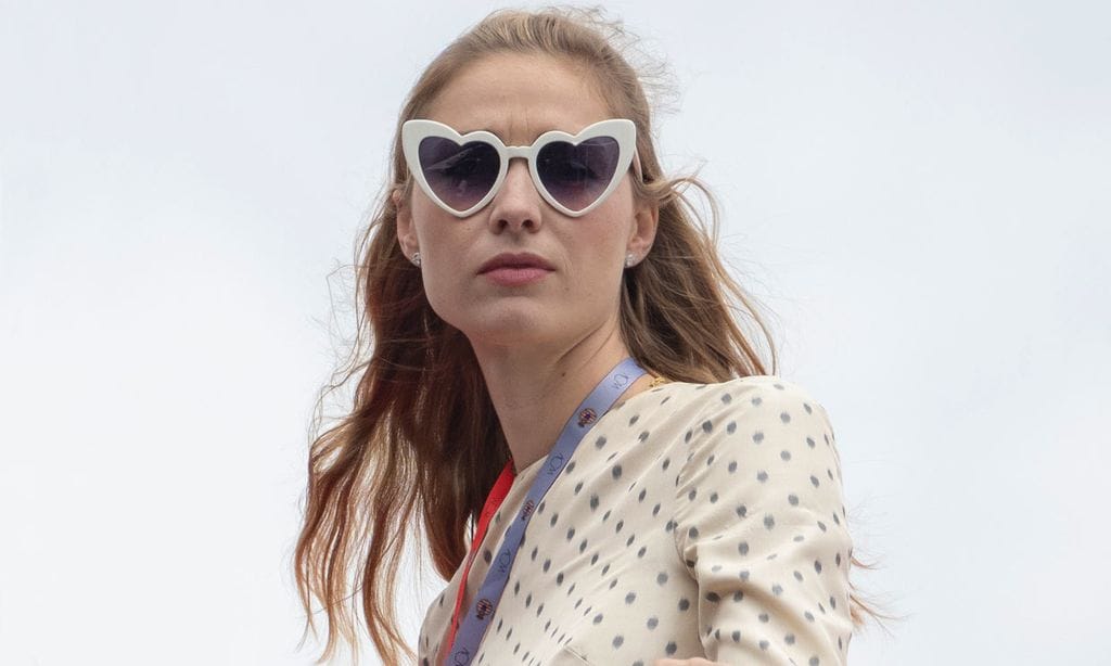 Del escote 'Meghan' a las gafas corazón: los 'looks' de Charlene, Beatrice y Tatiana en la F1