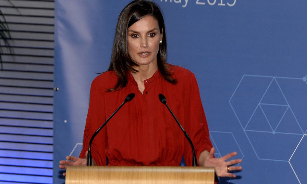 Doña Letizia versiona aquel vestido rojo que la Reina Sofía llevó hace 37 años