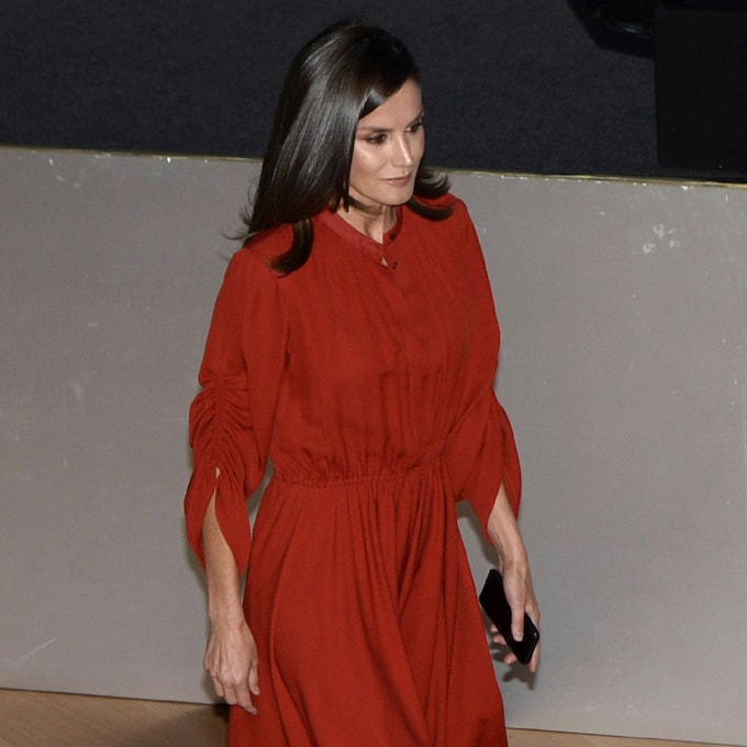 Doña Letizia versiona aquel vestido rojo que la Reina Sofía llevó hace 37 años