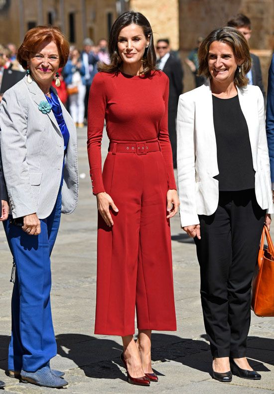 https://www.hola.com/imagenes/moda/actualidad/20190612143810/reina-letizia-jersey-pantalon-culotte-rojo-rebajas-efecto-fit/0-690-284/letizia-1z-z.jpg