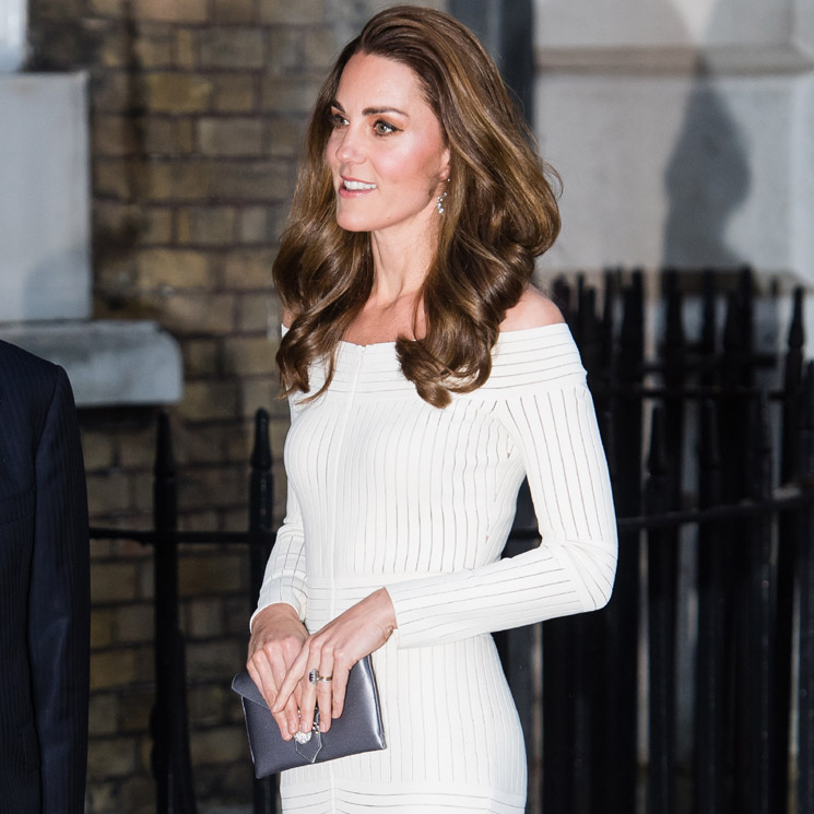 Kate Middleton, una Cenicienta moderna con 'escote Meghan' y tacones de purpurina
