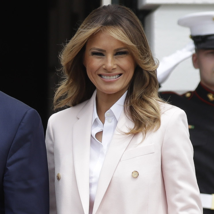 Un traje rosa y rebajado: la apuesta de Melania para su último duelo de estilo