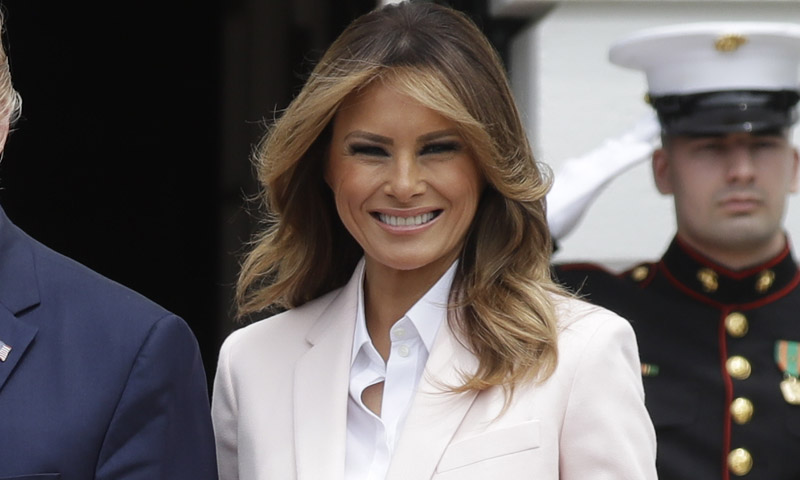 Un traje rosa y rebajado: la apuesta de Melania para su último duelo de estilo