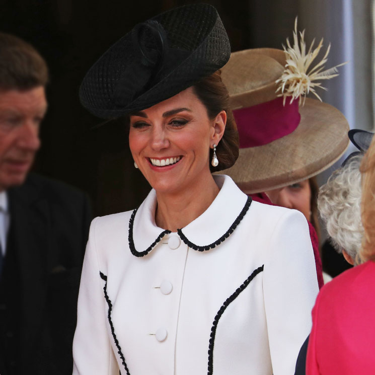 Kate Middleton estrena un abrigo de efecto óptico para su 'duelo' con las reinas europeas