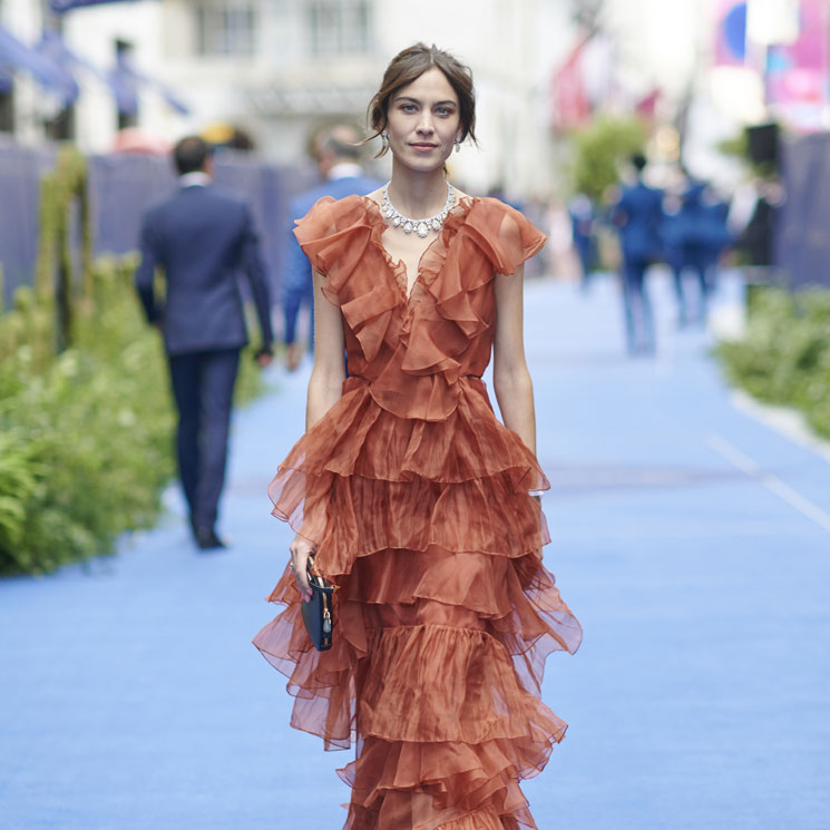 El poderoso regreso de Alexa Chung sobre la alfombra azul de Londres