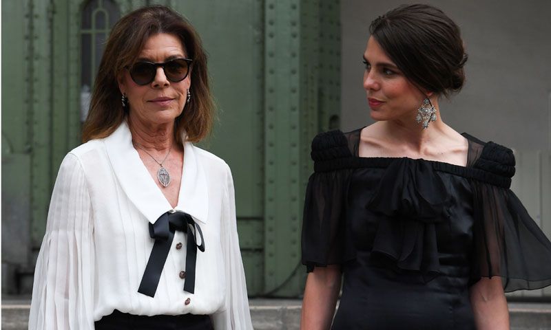 'Karl For Ever': Carlota Casiraghi y Carolina de Mónaco recuerdan al diseñador en París