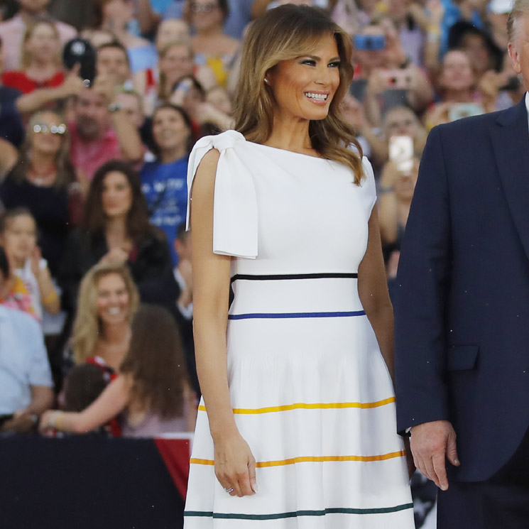 Melania Trump rompe su tradición de estilo con un vestido de rebajas