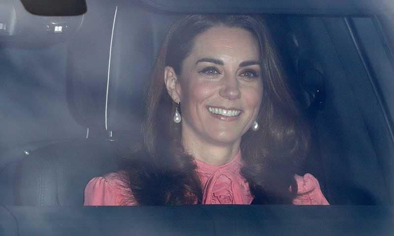 La duquesa de Cambridge recupera en su look de bautizo una joya de Diana de Gales