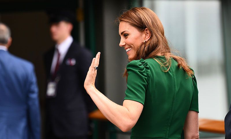 La duquesa de Cambridge recupera un look infalible para su cita con Meghan Markle