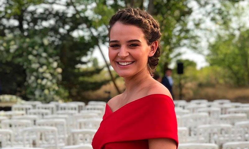 ¡Sí al escote Bardot! Laura Escanes brilla en la boda de Lovely Pepa con un inesperado look