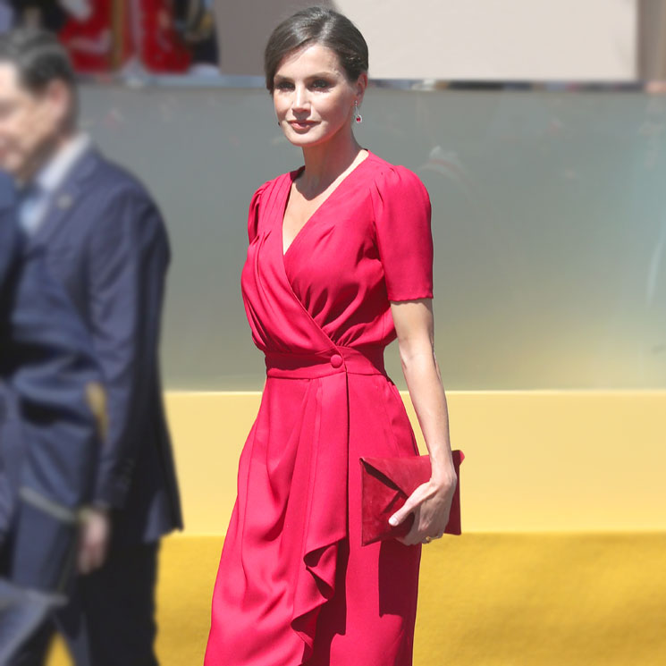 Doña Letizia, la Reina que triunfa con moda española y de rojo según los lectores de HOLA.com