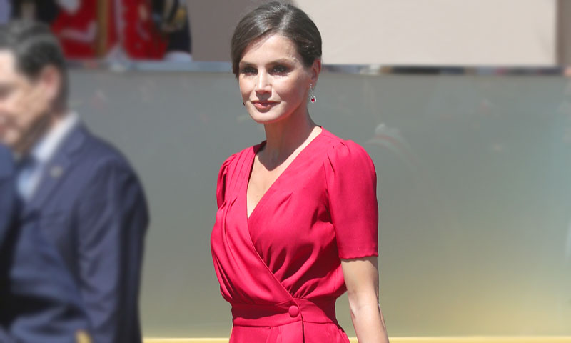 Doña Letizia, la Reina que triunfa con moda española y de rojo según los lectores de HOLA.com