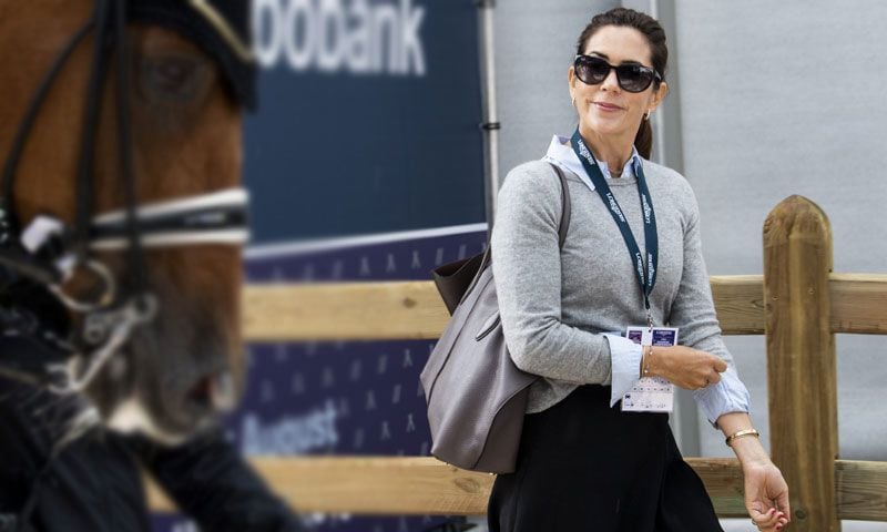 Con deportivas y falda 'midi': Mary de Dinamarca acierta con su imagen más informal