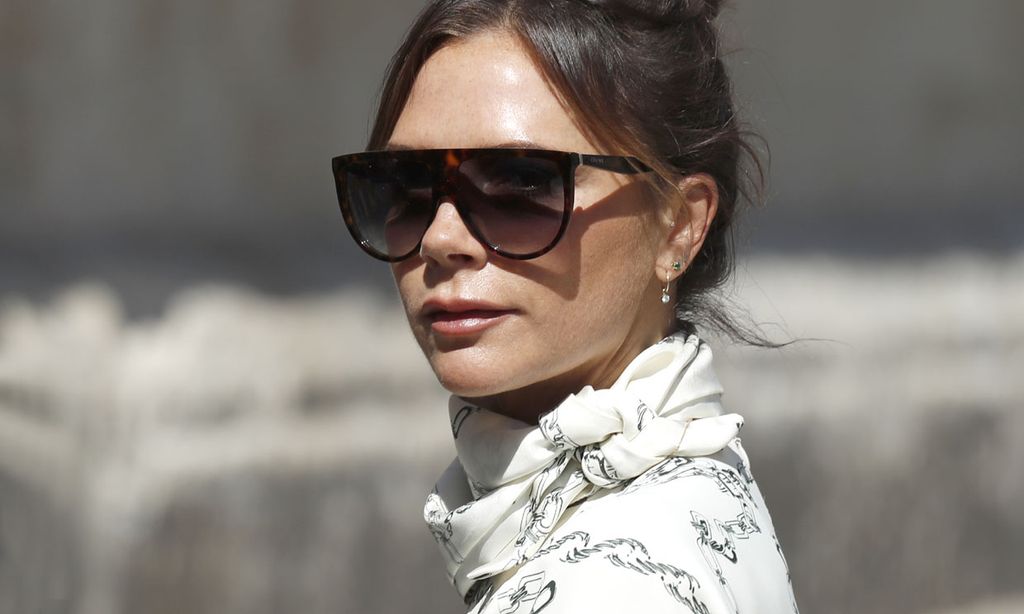 Ocho ocasiones en las que Victoria Beckham fue la diseñadora favorita de las 'royals'