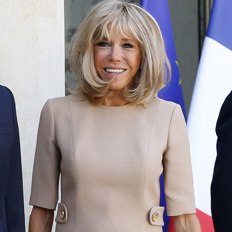 Brigitte Macron estrena el color que faltaba en su colección de vestidos cortos