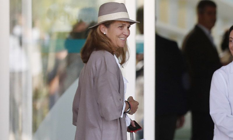 Tonos neutros y zapato cómodo: la infanta Elena y Victoria Federica vuelven a coordinar sus looks