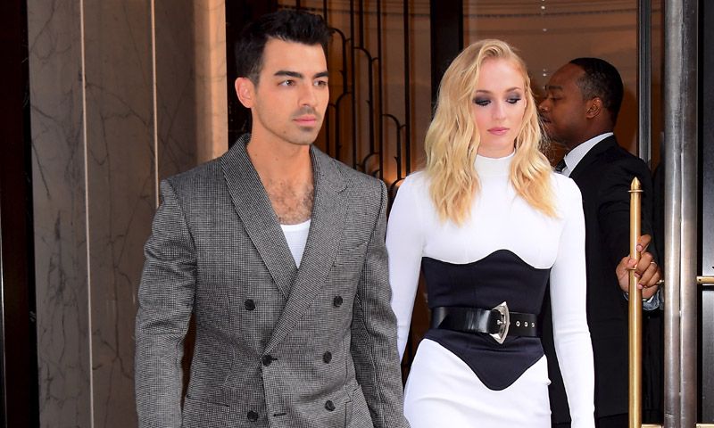 Sophie Turner le 'roba' a Sansa Stark su accesorio de moda más característico