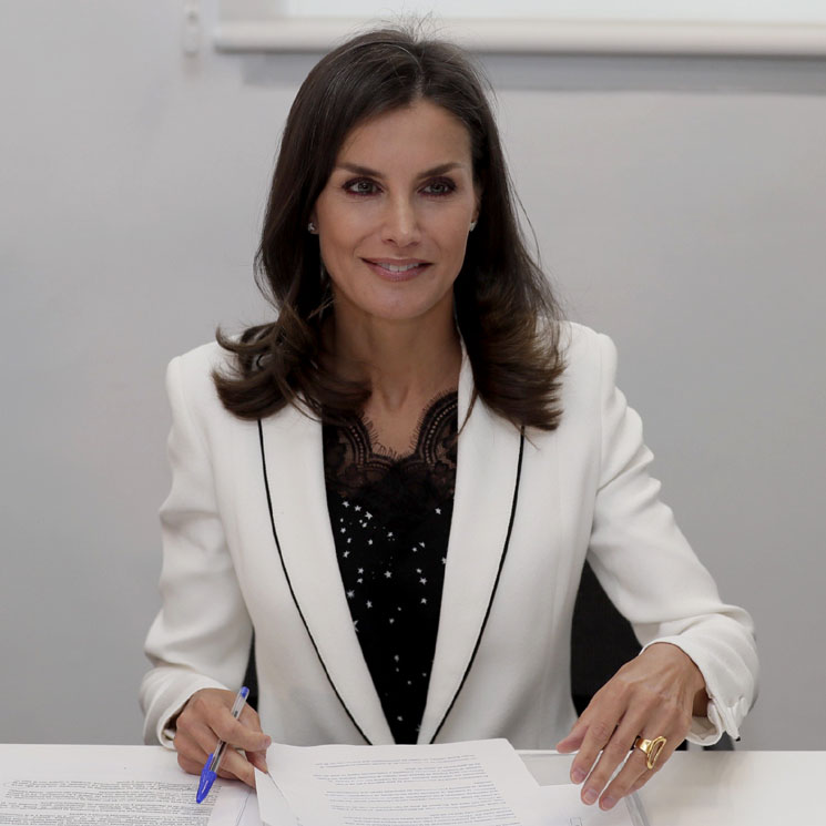 Doña Letizia impacta con su nuevo conjunto lencero de encaje y microestrellas