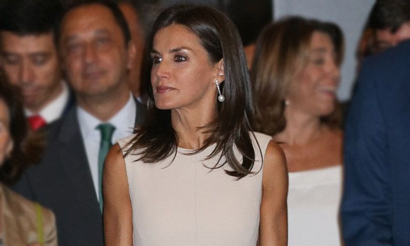 Nuevo guiño de doña Letizia a Juliana Awada: recicla el vestido de su primer duelo de estilo