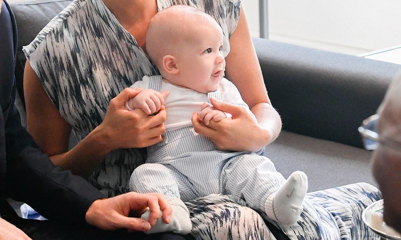 El pequeño Archie luce en su debut oficial un peto de 10 euros que apoya la moda sostenible